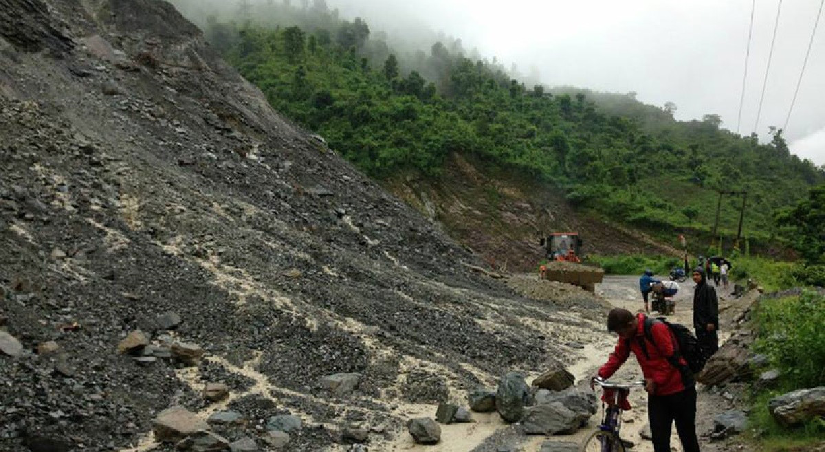 पृथ्वीराजमार्गका २० ठाउँमा पहिरो