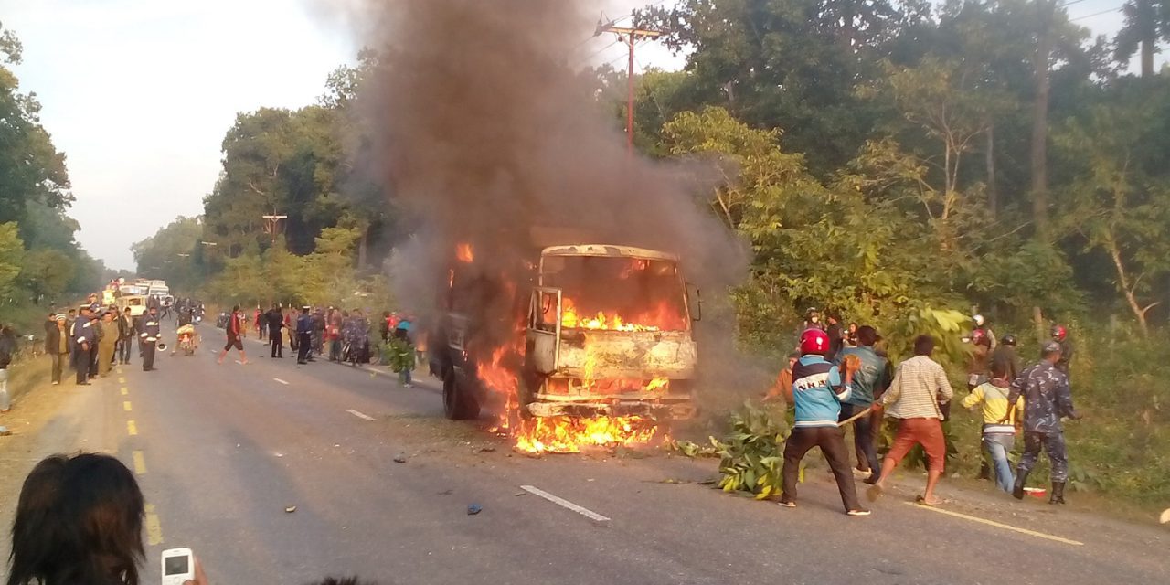 धादिङको थाक्रेमा गुडिरहेको १ बसमा आगलागी