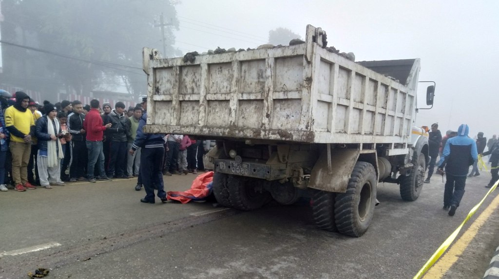 टिपरले साइकललाई ठक्कर दिँदा छोरीको मृत्यु , बुवा घाइते