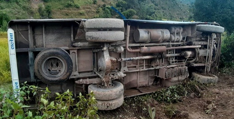 यात्रुवाहक बस दुर्घटना हुँदा ८ जनाको मृत्यु, ४६ घाइते