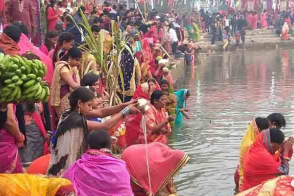 छठ पर्वका लागि बाँसका भाँडाकुँडा बनाउन भ्याइनभ्याइ