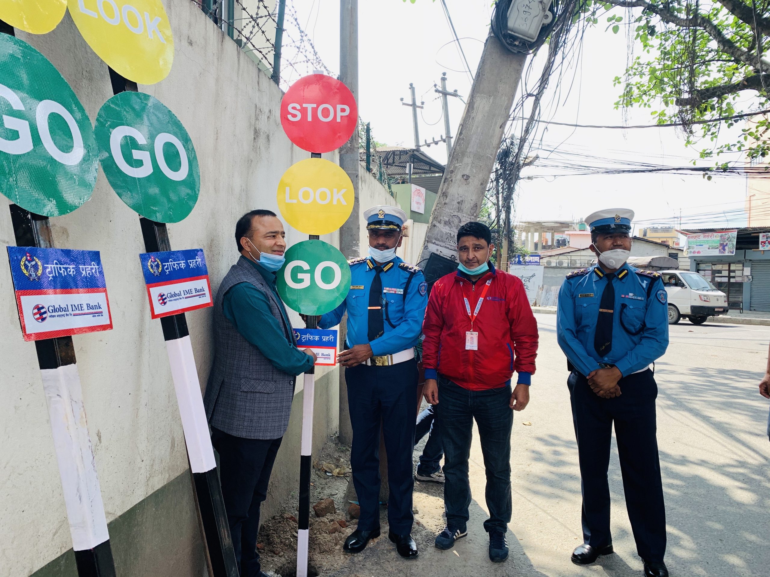 ‘रोक, हेर र जाऊ’ लाई पालना गराउँदै ट्राफिक प्रहरी, ३८० ट्राफिक प्रहरी परिचालन