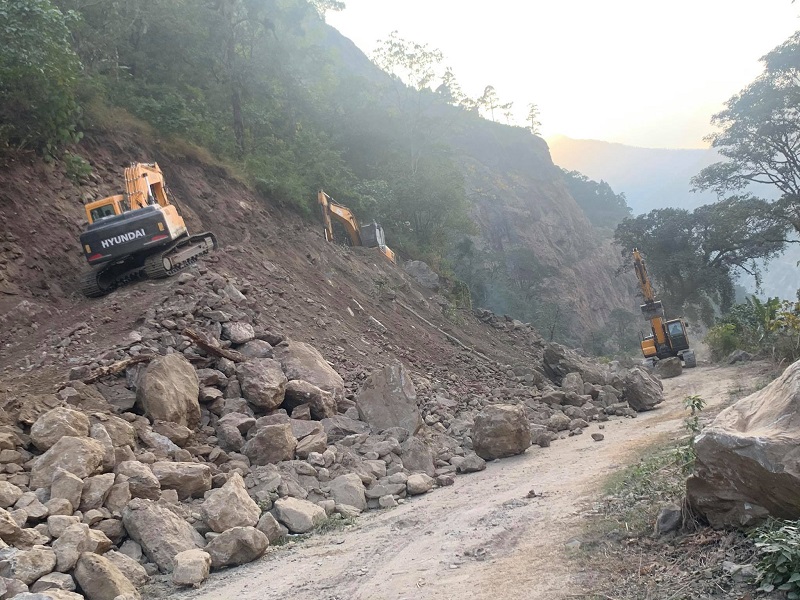 अवरुद्ध १४ सडक खुलाइँदै