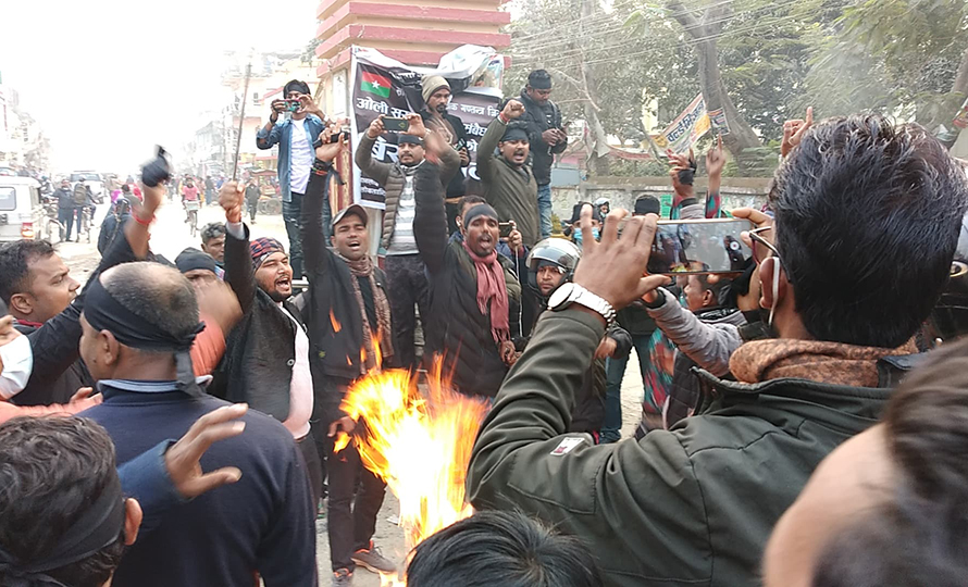 आफ्नै पार्टीका कार्यकर्ताले जलाए प्रधानमन्त्रीको पुत्ला