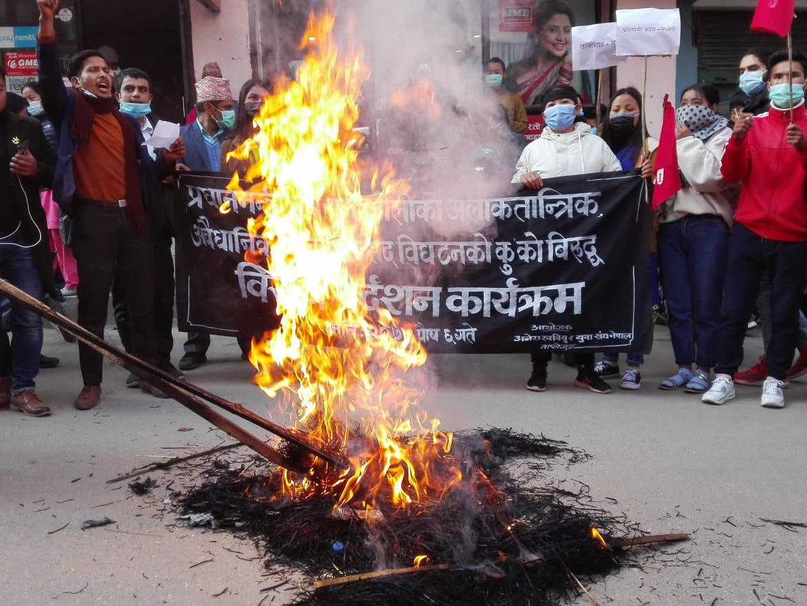 जनप्रतिनिधिले अधिनायकवादी भनेलगत्तै कार्यकर्ताले जलाए प्रधानमन्त्री ओलीकाे पुत्ला