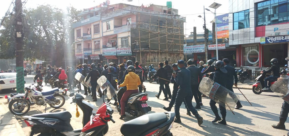 ओलीको कदमविरुद्ध देशभर विरोध प्रदर्शन सुरु