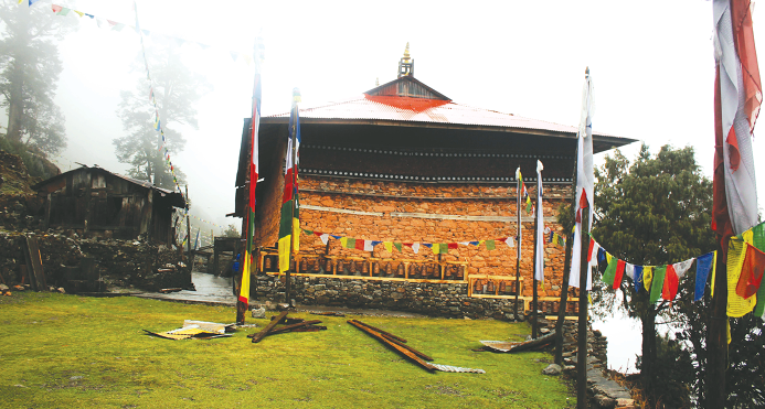 चीनको तिब्बतबाट आएका लुटेराहरूले गुम्बामा रहेको सयौं वर्ष पुरानो बहुमूल्य मूर्ति लुटे