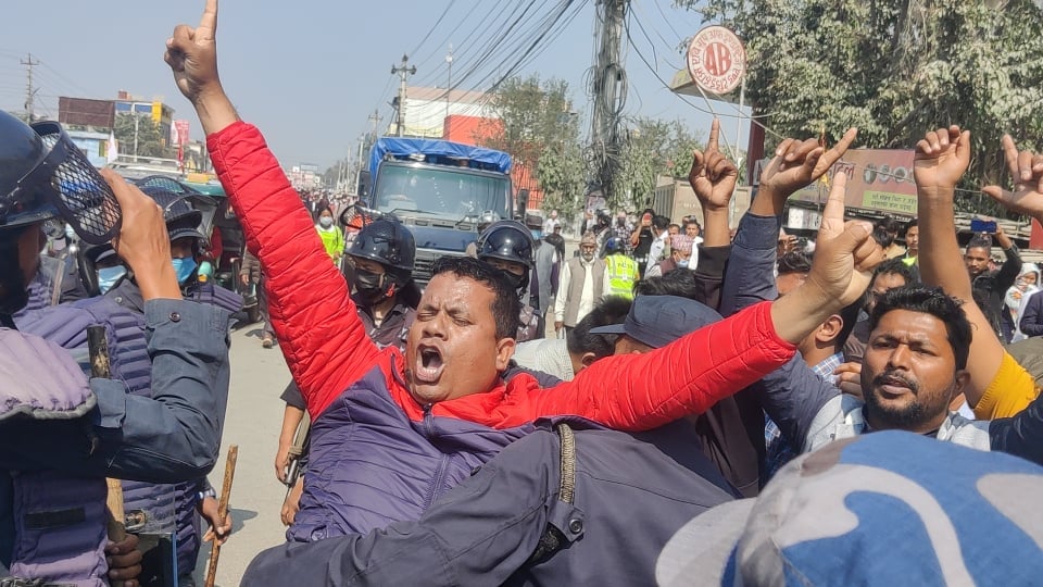 विराटनगरमा प्रधानमन्त्री ओलीलाई कालो झण्डा