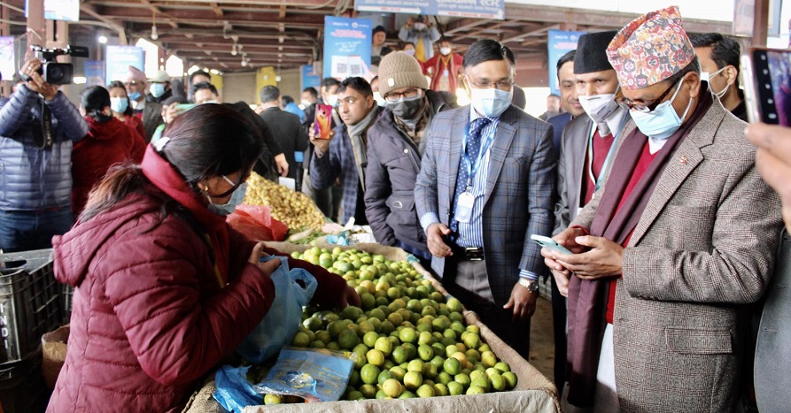 माछापुच्छ्रे बैंकको क्युआर कोड सेवा तिनकुने स्थित कृषि बजारमा