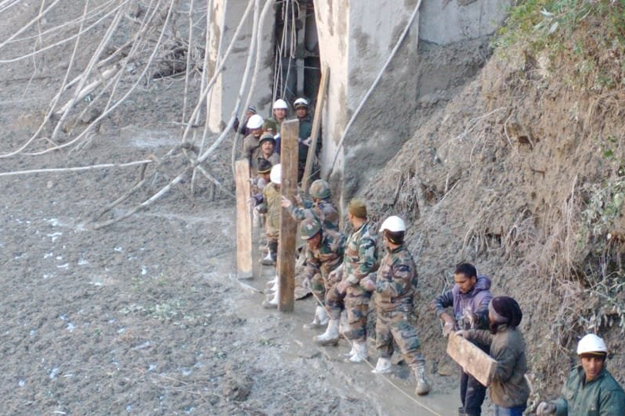 भारतको उत्तराखण्डमा हिमताल फुट्दा १५० कामदार बेपत्ता