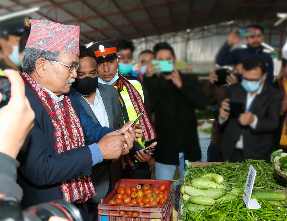 कुमारी बैंकको क्युआर कोड सेवा ग्वार्कोस्थित तरकारी तथा फलफूल बजारमा