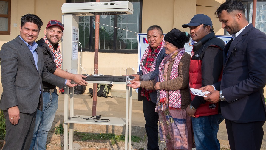 ज्योति विकास बैंकद्वारा सामरी स्वास्थ्य चौकीलाई बेबी वार्मर प्रदान