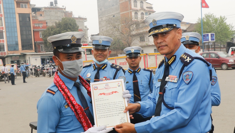 घुस लिन नमान्ने ३४ ट्राफिक प्रहरी सम्मानित