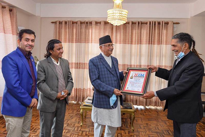 प्रधानमन्त्री ओलीलाई उत्कृष्ट गीतकार अर्वाड