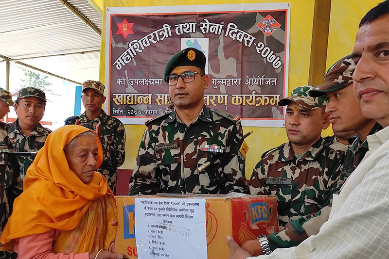 सेना दिवसमा वृद्धाश्रममा खाद्यान्न वितरण