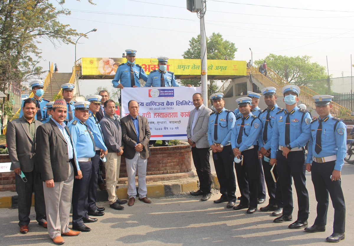 राष्ट्रिय वाणिज्य बैंकद्धारा ट्राफिक प्रहरीलाई ट्राफिक लाईट हस्तान्तरण