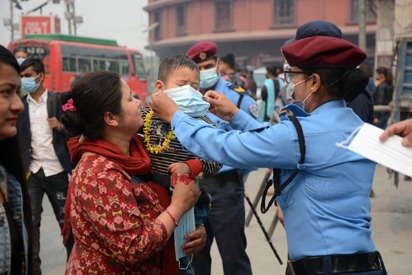 मास्कबिना हिँड्ने सर्वसाधारणलाई प्रहरीले गर्न थाल्यो कारबाही