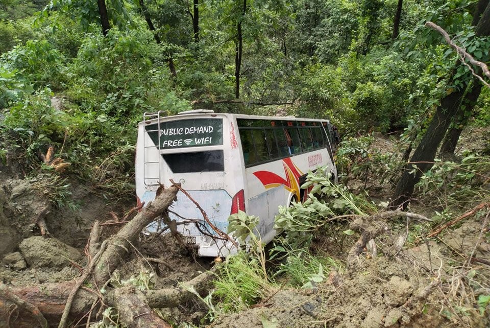 कास्कीमा बस दुर्घटना हुँदा चालकको मृत्यु, आठ जना घाइते