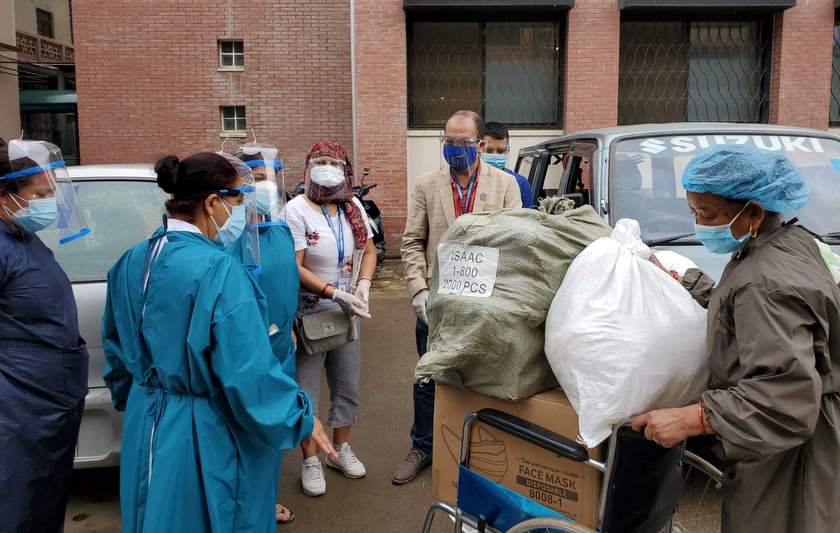 हस्तकला महासङ्घद्वारा अस्पताल र आइसोलेसन केन्द्रलाई स्वास्थ्य सामाग्री सहयोग