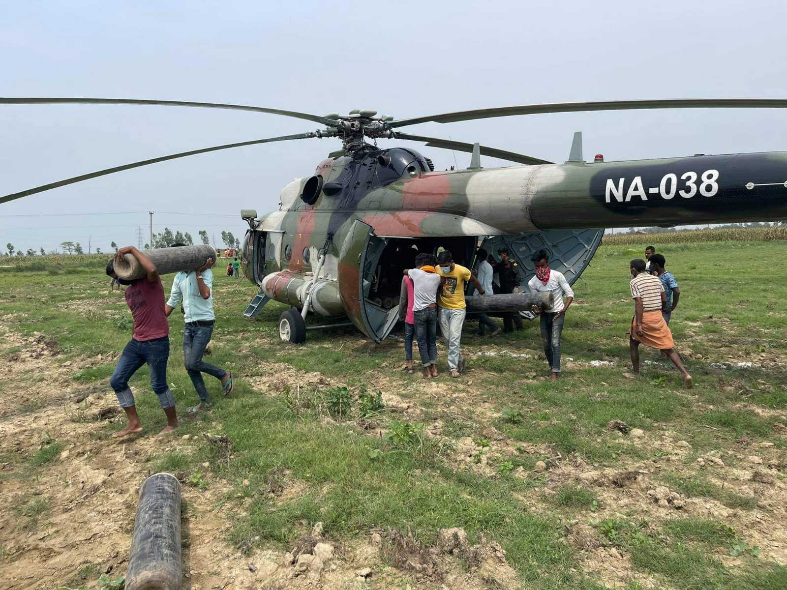 वीरेन्द्र सैनिक अस्पतालका लागि जय अम्बे अक्सिजन उद्योगबाट सेनाको हेलिकोप्टरले ल्यायो अक्सिजन