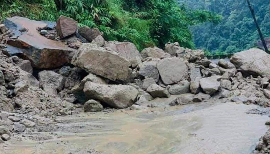 रुपन्देहीको देवदहमा बाढीले सडक भासिँदा पूर्वपश्चिम राजमार्ग अवरुद्ध