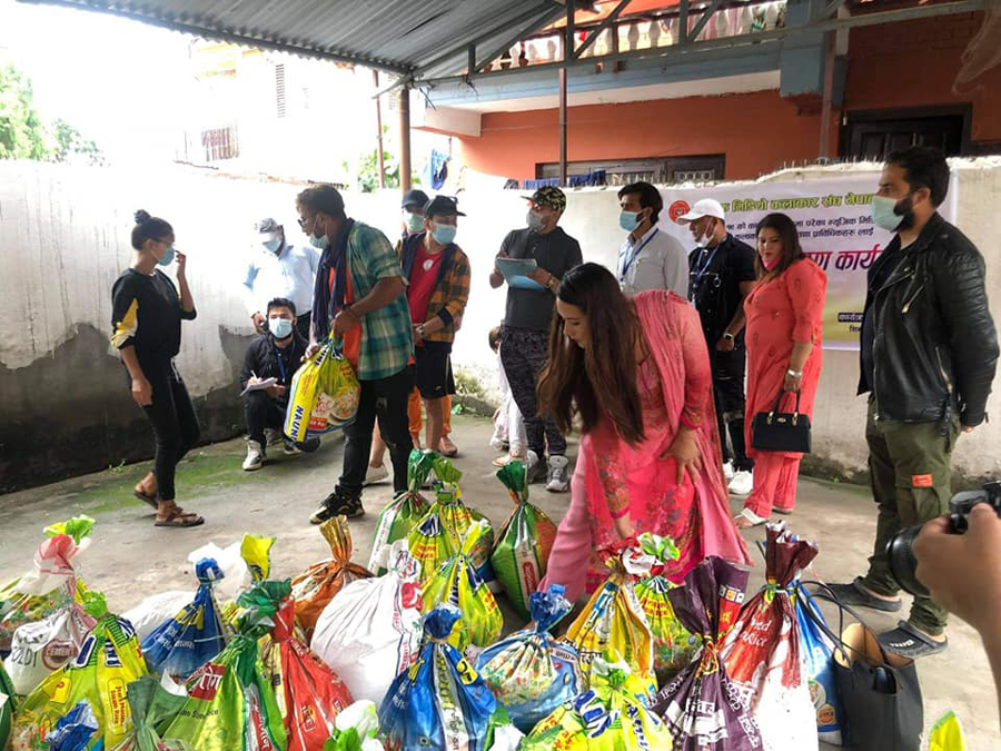 म्युजिक भिडियोसँग सम्बन्धित १२० जनालाई राहत वितरण