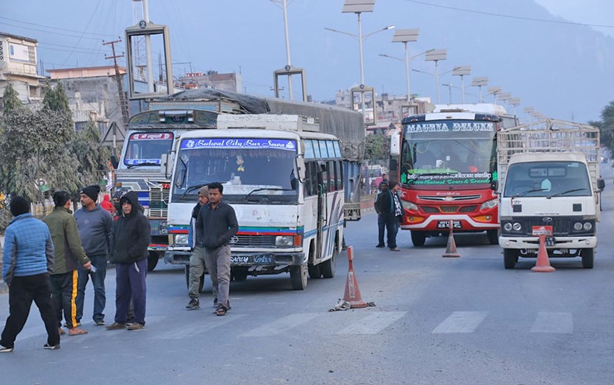 कैलालीमा जोर-बिजोर प्रणालीमा सार्वजनिक सवारी साधन चलाउन पाइने