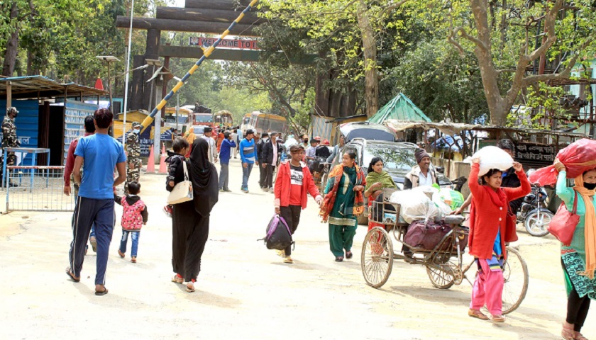 भारतमा संक्रमण नियन्त्रण नहुँदै नाकामा भारत जानेकाे भीड