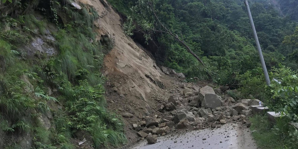 पहिरोका कारण सिद्धार्थ राजमार्ग अवरुद्ध