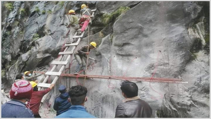 मनाङको तलेखु-भ्राताङ भीरमा ‘ब्लाष्टिङ’ गरेर ट्र्याक खोलिँदै