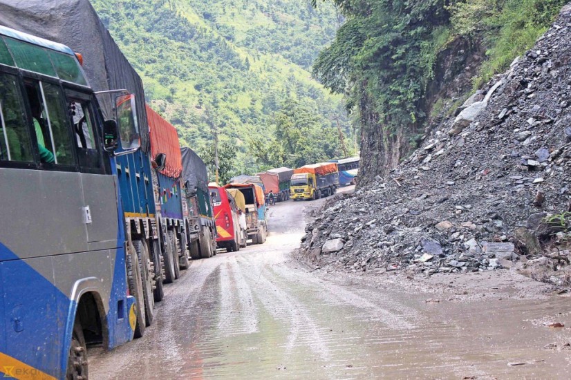 अवरुद्ध भएको नागढुङ्गा-नौबिसे सडकखण्ड सञ्चालन