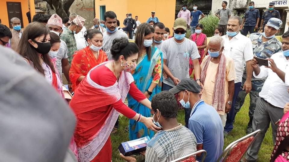 पूर्वयुवराज्ञी हिमानी शाहद्वारा राहत वितरण