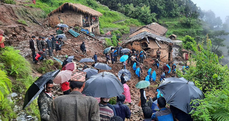 पहिरोमा ज्यान गुमाएका परिवारलाई दुई लाख हस्तारन्तरण