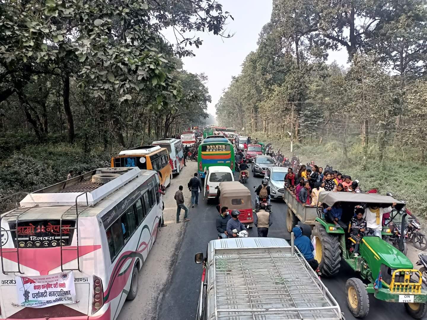 पूर्वबाट आएका गाडी भरतपुर प्रवेश गर्न सकेनन्, जताततै गाडीकाे जाम