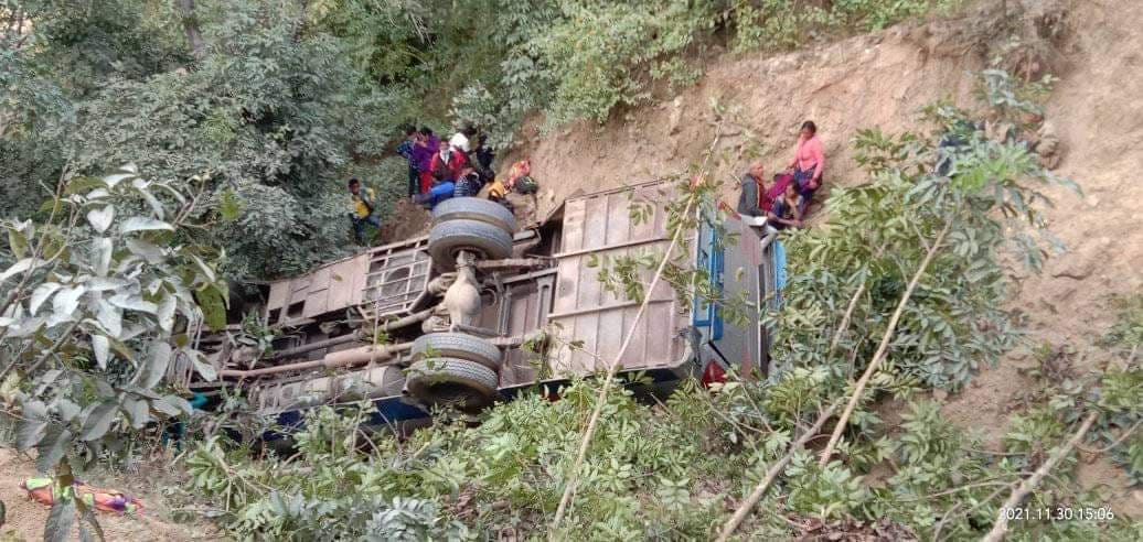 अछाममा बस दुर्घटना : दुई जनाको ज्यान गयो