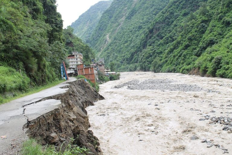 वास्तविक पीडितले पाएनन् राहत