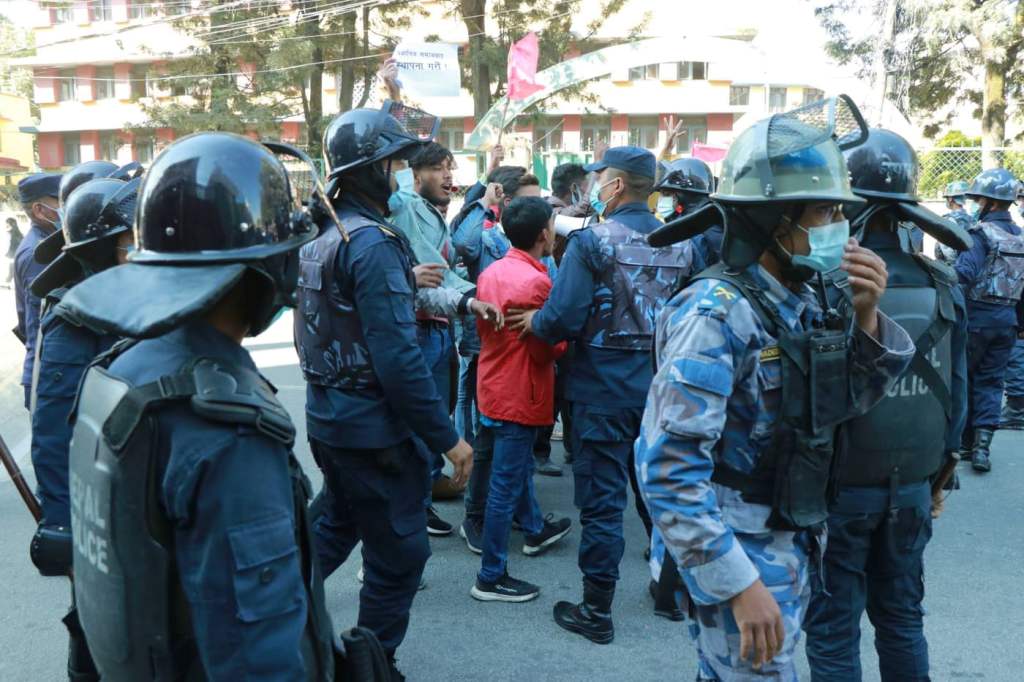 विप्लव समूहनिकट अखिल क्रान्तिकारीकाे मूल्यवृद्धि विरुद्ध प्रदर्शन