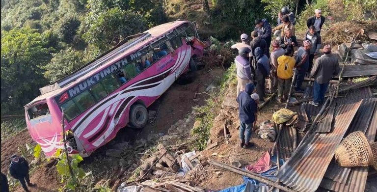 कास्कीमा बस दुर्घटना हुँदा एकको मृत्यु, ८ घाइते