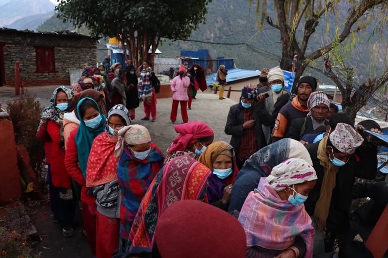 आगलागी पीडित परिवारलाई प्रहरीको निःशुल्क स्वास्थ्य शिविर