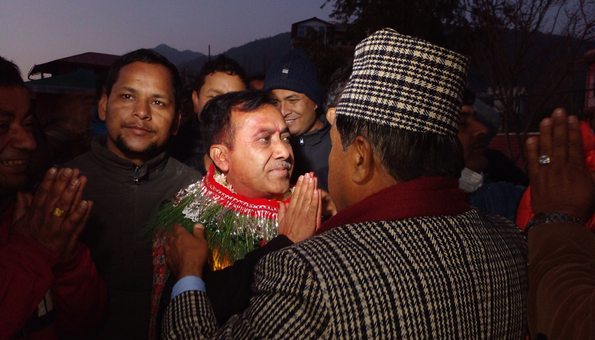 नवनिर्वाचित कांग्रेस महामन्त्री शर्मा माल्यार्पणका पुगे सुन्दरीजल