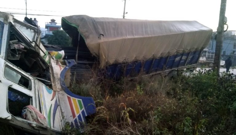 पोखरामा ट्रक दुर्घटना हुँदा २ जनाको मृत्यु