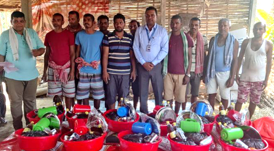 माछापुच्छ्रे बैंकद्वारा आगलागीपीडित ११ घर परिवारलाई खाद्यान्न तथा भाडाँकुडा सहयोग