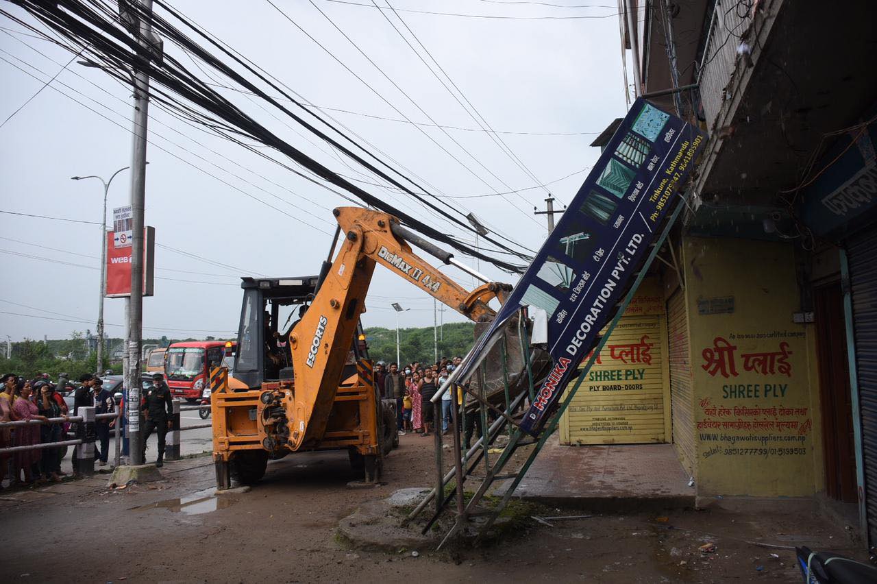 कोटेश्वरमा चल्यो महानगरको डोजर [तस्बिरहरू]