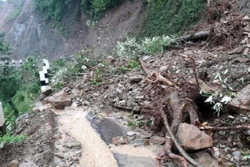 मध्येराति नागढुङ्गाको नागमन्दिरमा पहिरो, यातायात पूर्ण अवरुद्ध