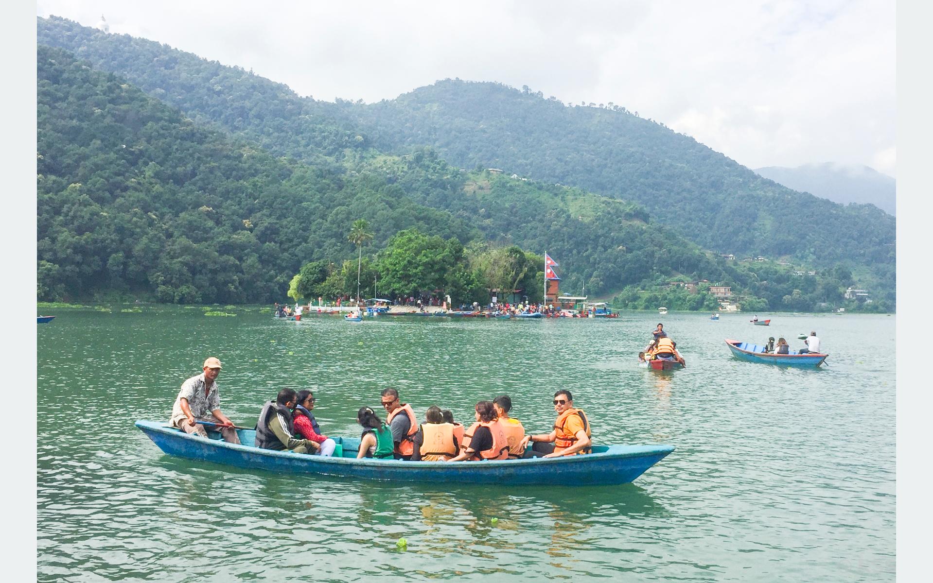 फेवातालमा डुङ्गा चडने पर्यटककाे भिड, व्यवसायीलाई भ्याई-नभ्याई