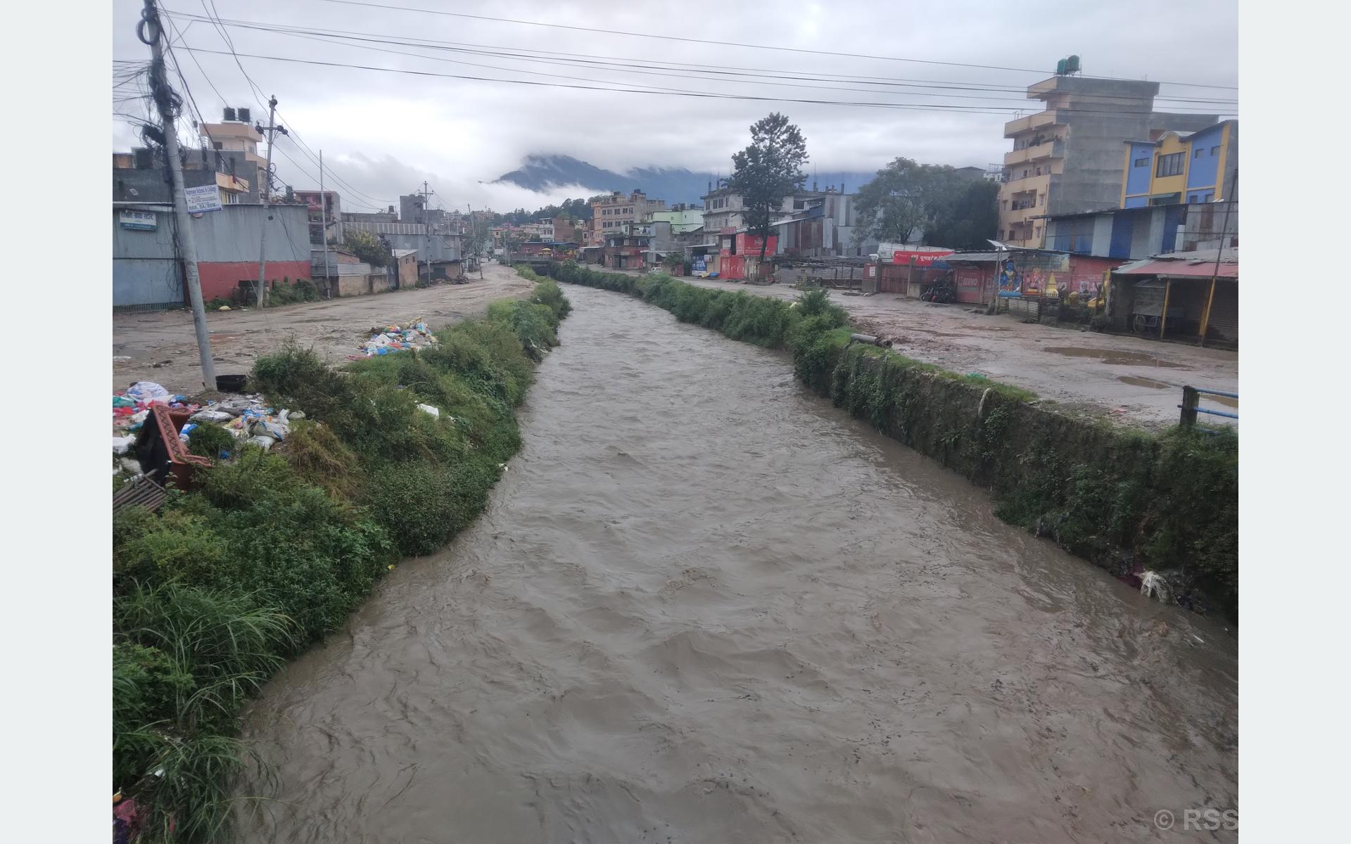 अविरल परेको वर्षाका कारण विष्णुमती लगायत नदिमा बाढी