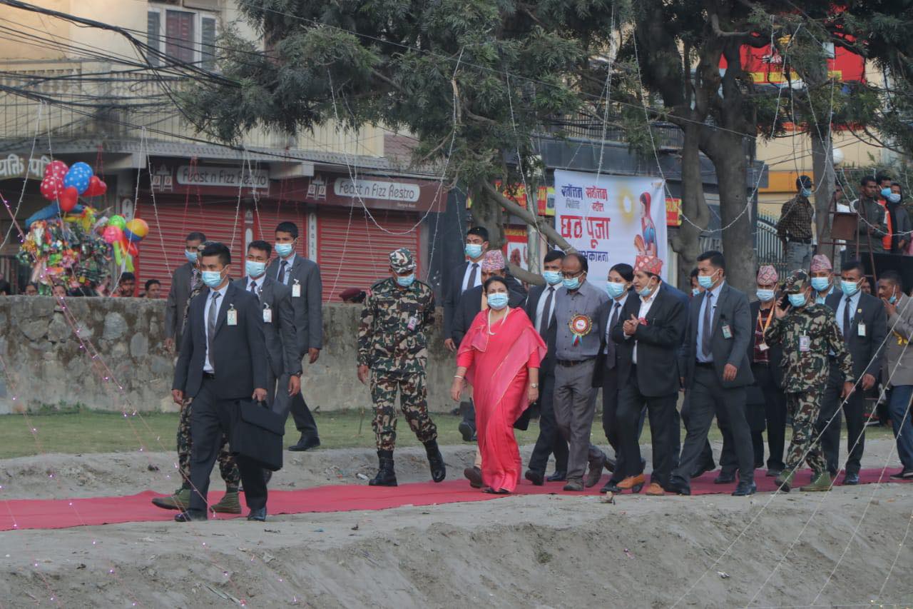 गुह्येश्वरी पुगेर राष्ट्रपति भण्डारीले गरिन् छठीमाताको पूजा (फोटो फिचर)