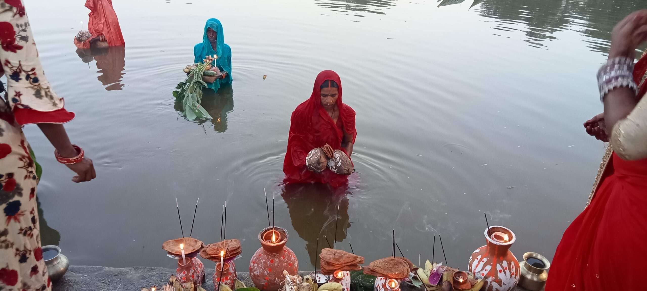 आज छठको अन्तिम दिन, उदाउँदो सूर्यलाई अर्घ्य दिइँदै