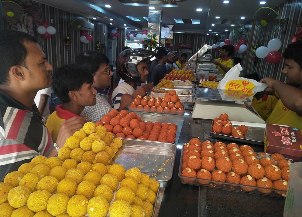 जनकपुरधाममा दसैँको महाअष्टमीका दिन दुई करोडको लड्डु बिक्री