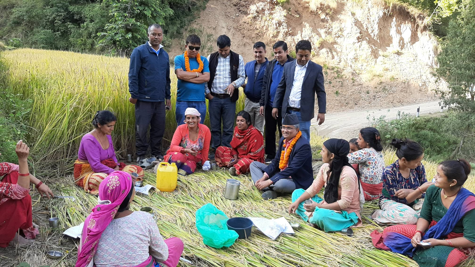 चुनाव प्रचारका अनेक शैली : किसानका खेतमा उम्मेदवार